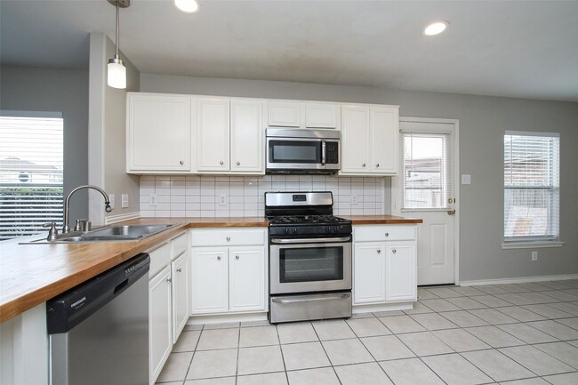 Building Photo - 18926 Piney Way Dr