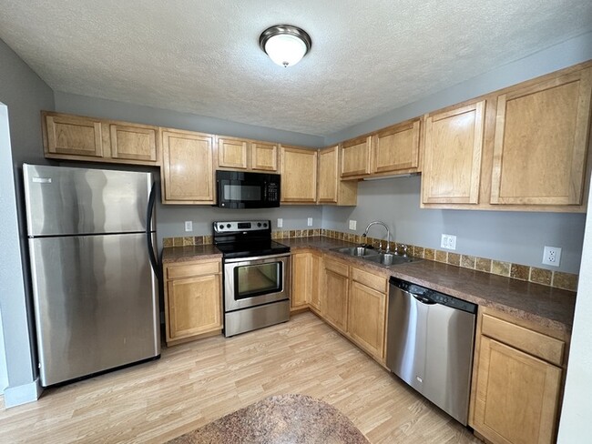 Building Photo - Villas of Cascade 2 Bedroom Condo Upper Unit