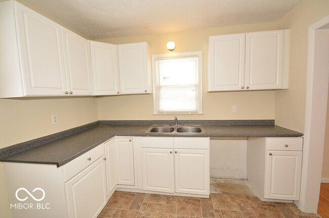 Building Photo - 5005 Indianola Ave