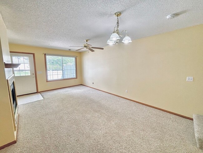 Building Photo - 2 Bedroom Townhome Nestled in The Heart of...