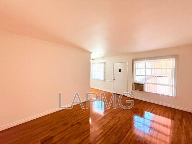Building Photo - 1415 N Hudson Ave