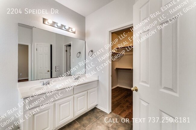 Building Photo - 2204 Speidel Dr