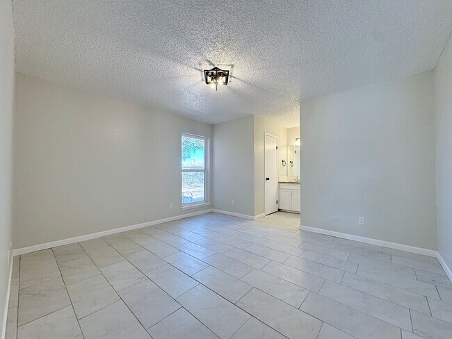 Building Photo - East El Paso 5bed/3Bath Refrig A/C with 2 Master Suites!