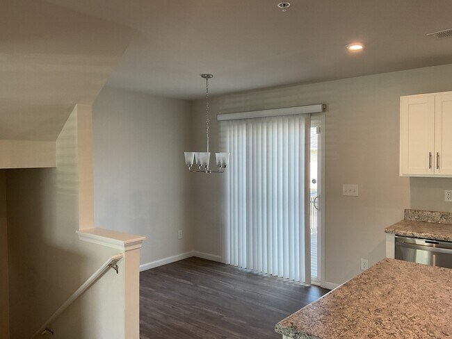 Building Photo - 3 bed, 2.5 bath end unit townhome!