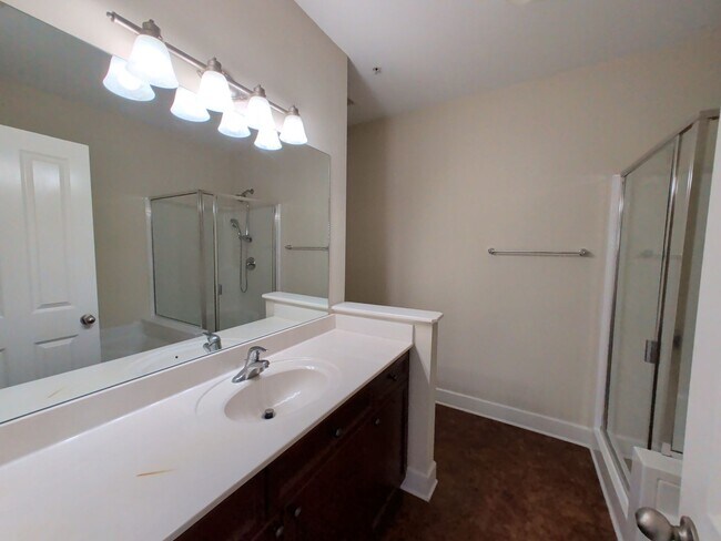 Building Photo - 2-Bed/2-Bath condo in Lenox Village.