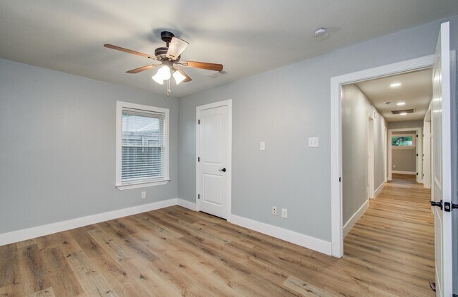 Building Photo - 4914 W 43rd St