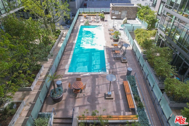 Building Photo - 1100 S Hope St