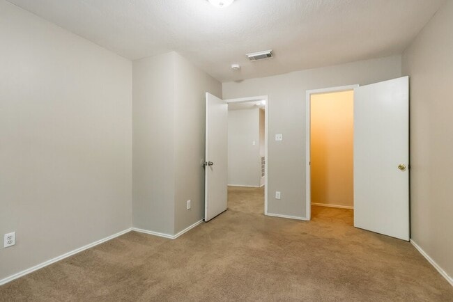 Building Photo - 19530 Sandy Bank Dr