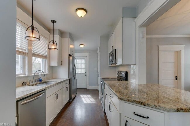 Building Photo - 615 W 34th St