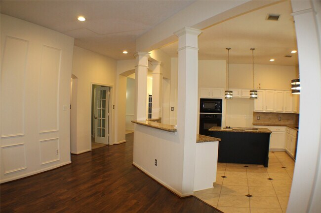 Building Photo - 642 Avery Dr