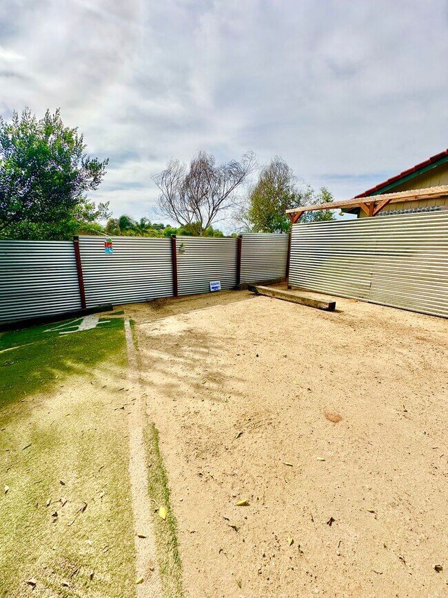 Building Photo - Beautiful Upstairs Studio Guest House Unit on Private Property, Amazing Views, All Main Utilities...