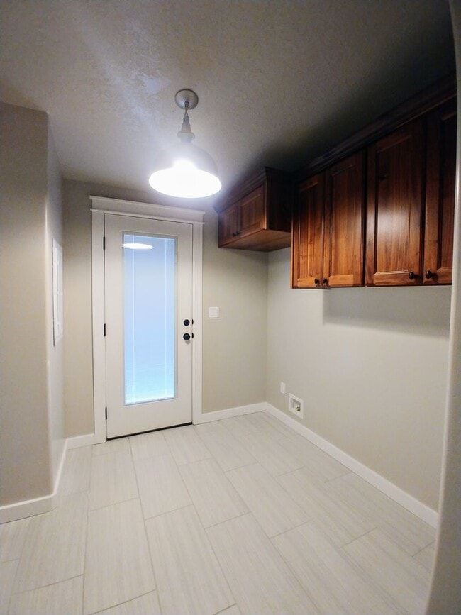 Building Photo - 3 Bedroom, 2 Bathroom Updated Home in Home...