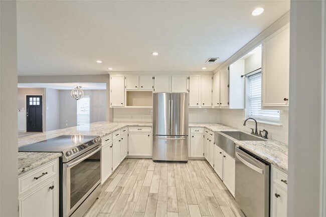 Building Photo - 725 River Plantation Dr