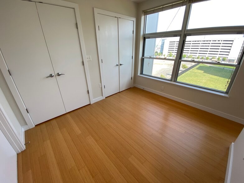 Building Photo - 591 Albany St