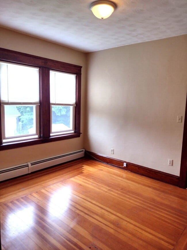 Building Photo - Pawtucket/Darlington – Large One Bed Plus-...