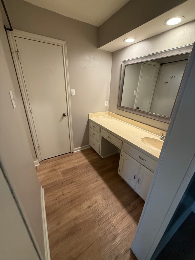 Building Photo - 207 E Kimbrough St