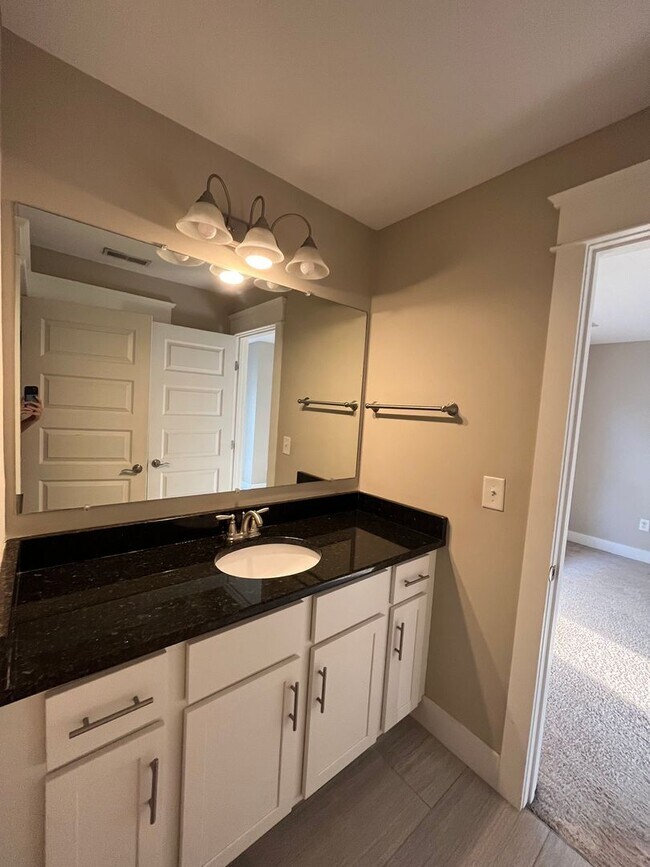 Building Photo - Spacious 3 Bed/2.5 Single Family Home in the Nations, Off Street Parking w Parking pad, Fenced Yard