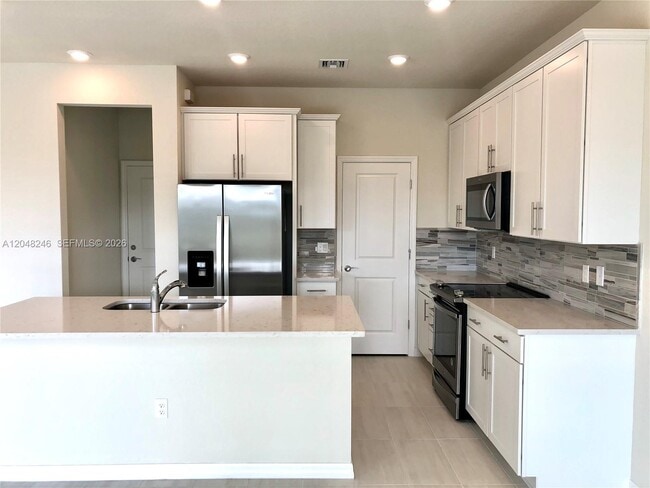 Building Photo - 4984 Greenway Dr