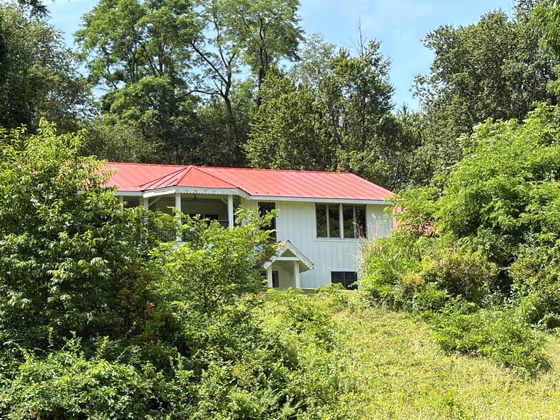 Building Photo - 40 W Hunns Lake Rd