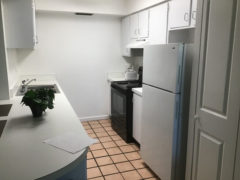Building Photo - 4504 3rd St Cir W