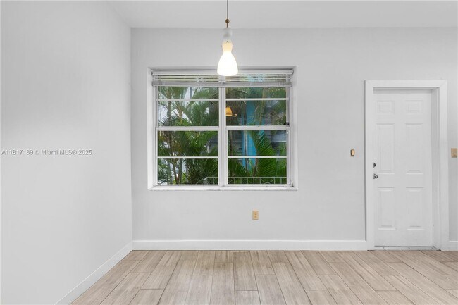 Building Photo - 1622 Bay Rd