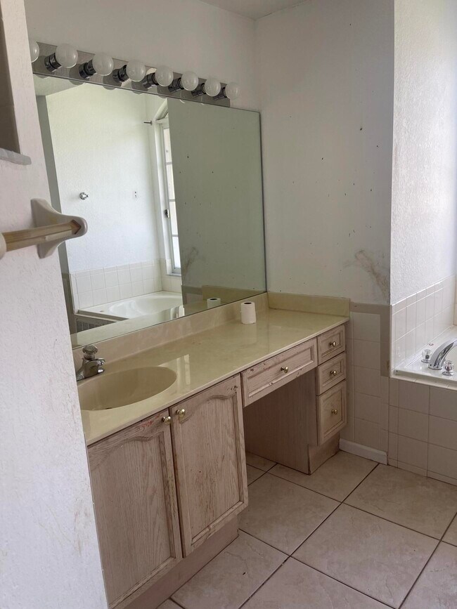 Building Photo - 1072 SW Castaneda Ln