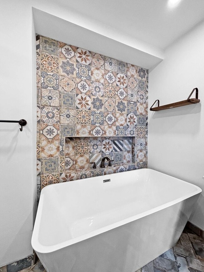 Building Photo - Charming & Spacious 3B/2BA House in La Mes...