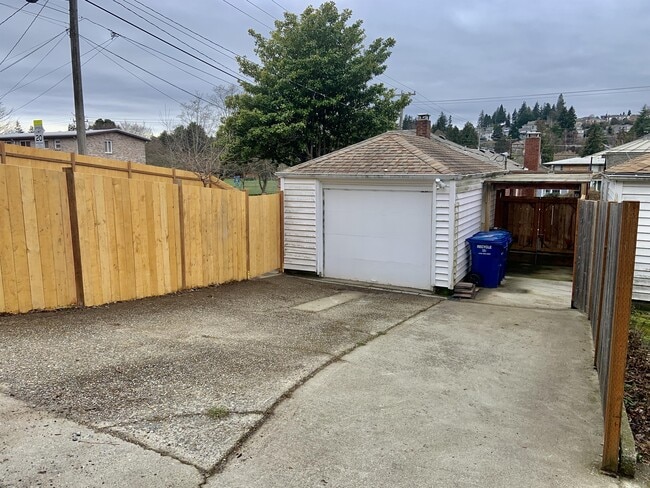 Building Photo - 3002 32nd Ave W