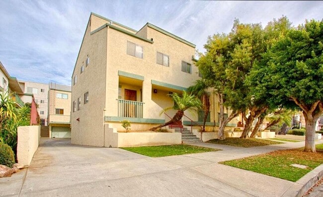 Building Photo - Amazing West LA Location - 2 bd / 2.5 ba T...