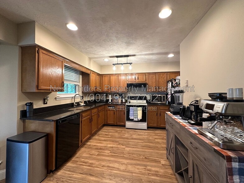 Building Photo - 2051 Oak Water Dr