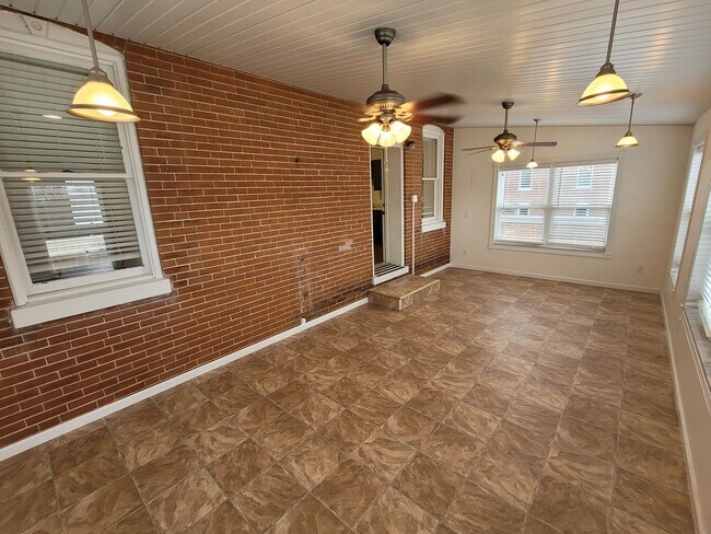 Building Photo - 510 W 5th St