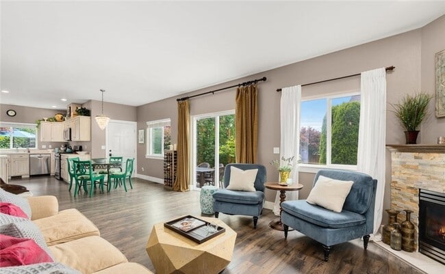 Building Photo - A Gorgeous Home with 4 Bed and 2.5 Bath