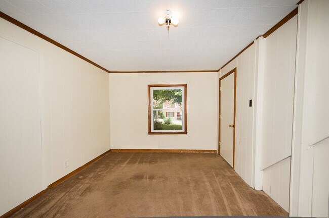 Building Photo - Special: 3 bedroom, 1 bath house $300 off for a lease starting 3/1/26 or sooner