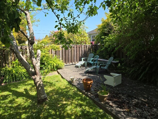 Building Photo - Spacious 4-bedroom family home features ga...