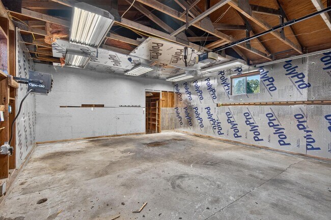Building Photo - 2418 W Lynn St