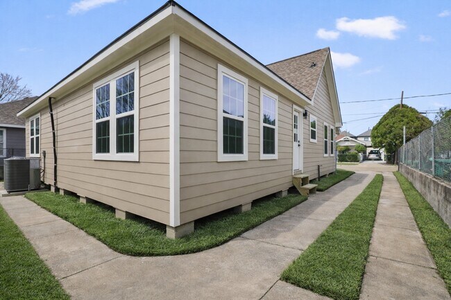 Building Photo - 6618 Avenue N