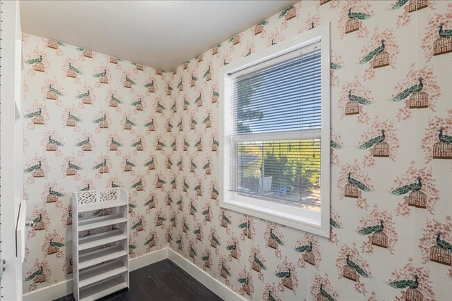 Building Photo - Versatile 4-Bedroom Corner Condo with Main...