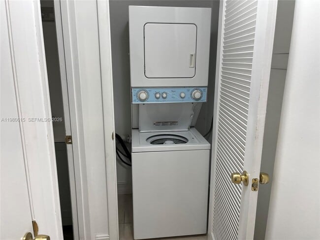 Building Photo - 9190 Fontainebleau Blvd