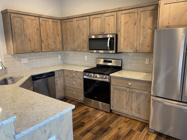 Building Photo - Newer single-level 3 BR home in NW Redmond with fenced backyard and RV parking