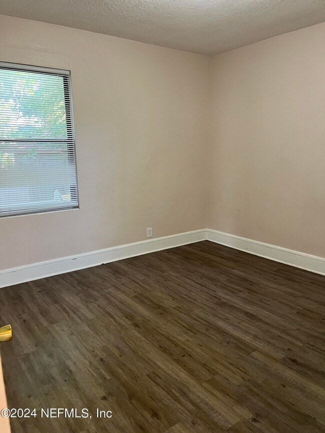 Building Photo - 5105 Hollycrest Dr