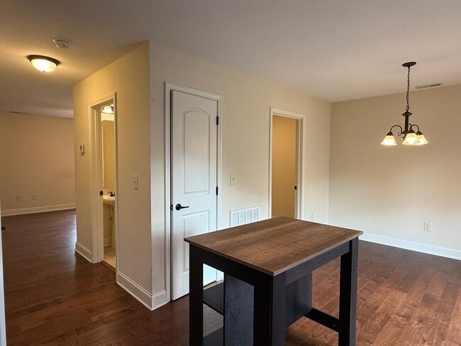 Building Photo - 704 Grays Pointe Ct