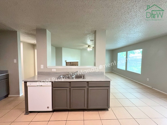 Building Photo - Spacious 4-Bedroom Home with Fireplace & Large Backyard in SW Fort Worth
