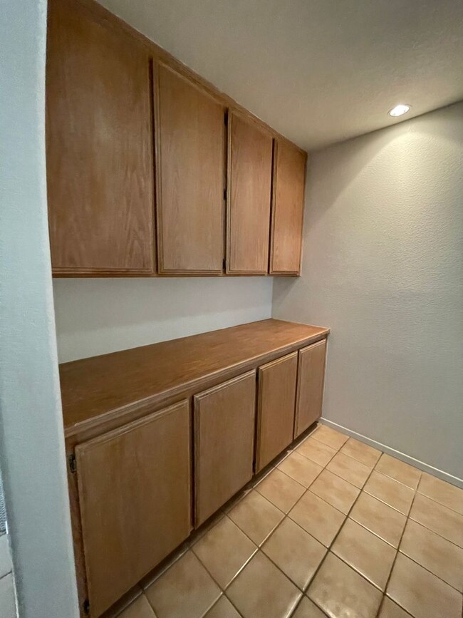 Building Photo - Victorville- Beautiful 3 Bedroom Home in G...
