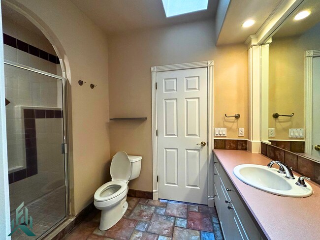 Building Photo - Modern and Spacious 3 Bed/2.5 Bath Home