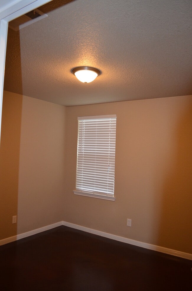 Building Photo - 1609 Pontotoc Ter