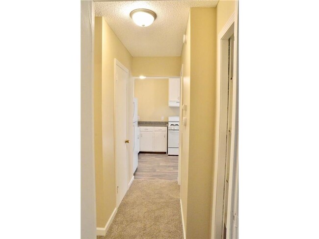 Building Photo - Large 1 bedroom side by side - Section 8 a...