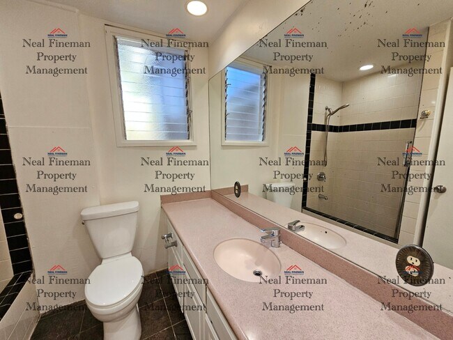 Building Photo - 4 BED, 1 BATH APARTMENT, 2 TANDEM PARKING