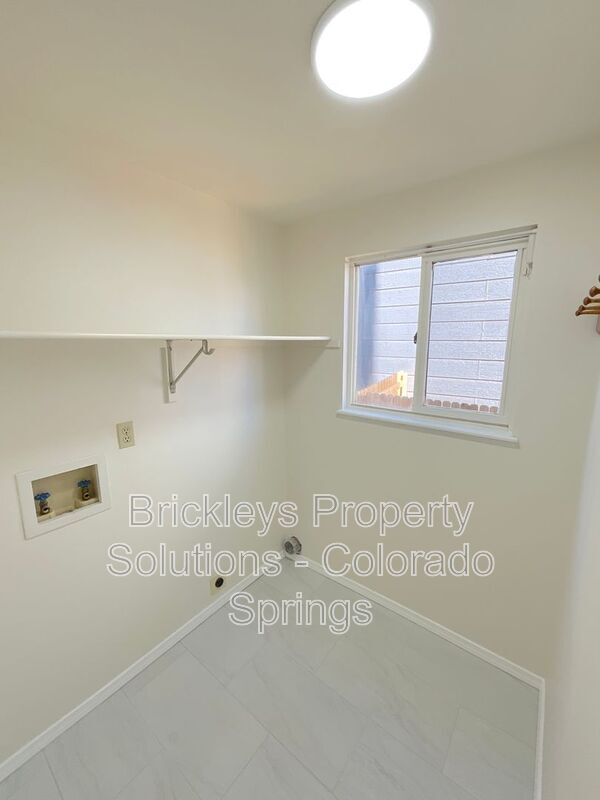 Building Photo - 7993 Scarborough Dr