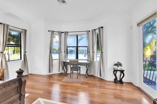 Building Photo - 10703 Versailles Blvd