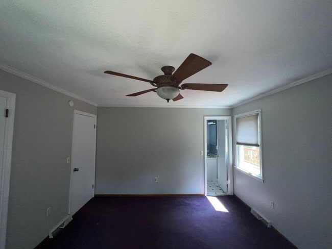 Building Photo - Spacious 3 Bedroom Ranch